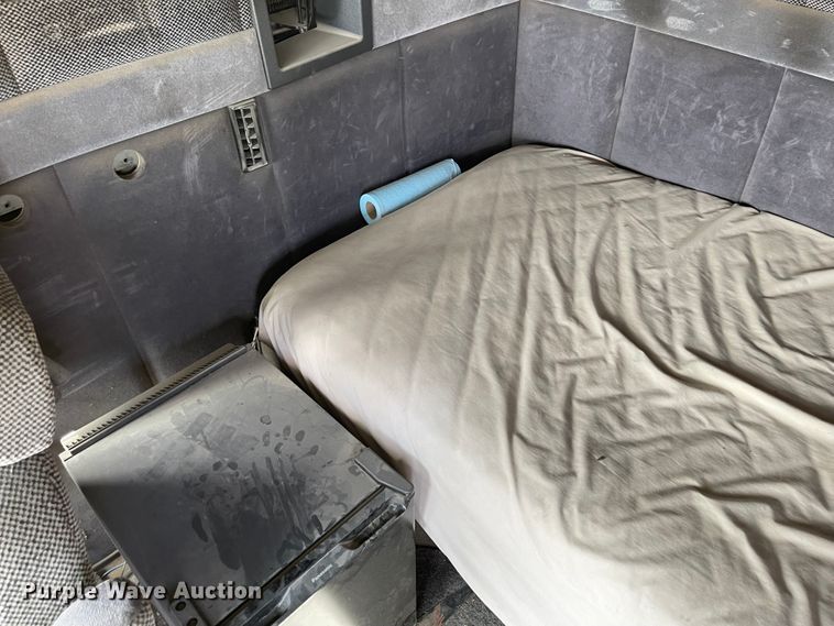 image for item IJ9742 1999 Volvo VN  semi truck