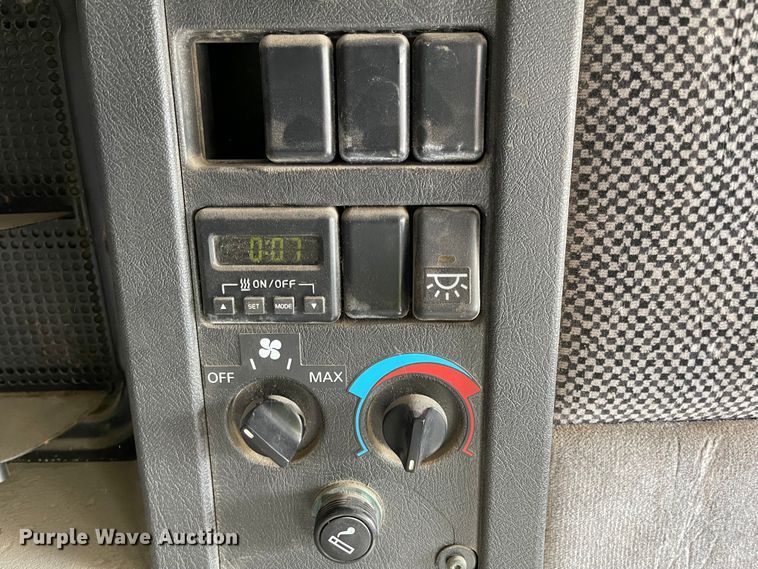 image for item IJ9742 1999 Volvo VN  semi truck