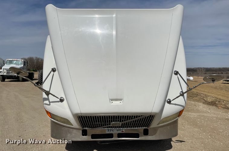 image for item IJ9742 1999 Volvo VN  semi truck