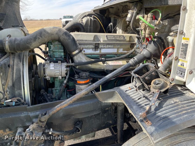 image for item IJ9742 1999 Volvo VN  semi truck