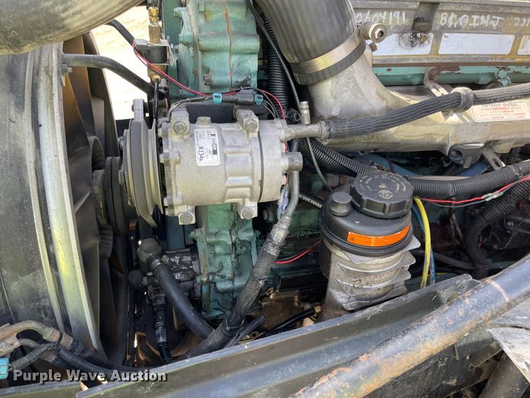 image for item IJ9742 1999 Volvo VN  semi truck