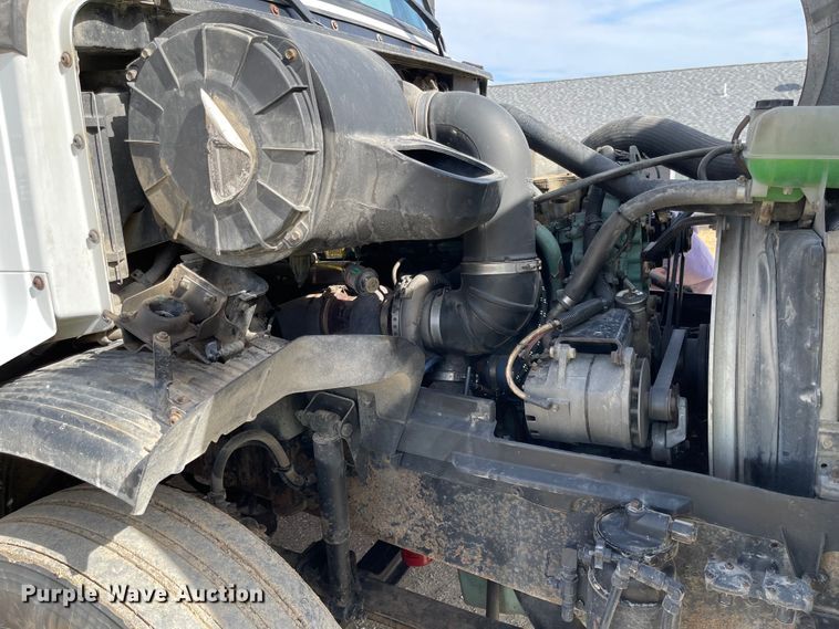 image for item IJ9742 1999 Volvo VN  semi truck