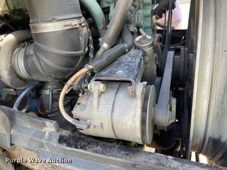 image for item IJ9742 1999 Volvo VN  semi truck