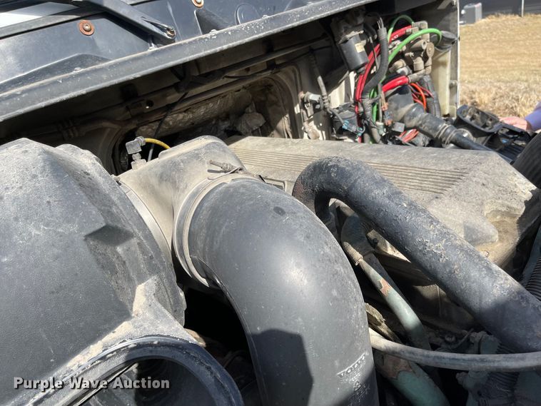 image for item IJ9742 1999 Volvo VN  semi truck