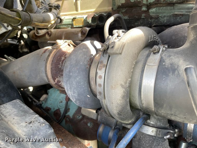 image for item IJ9742 1999 Volvo VN  semi truck