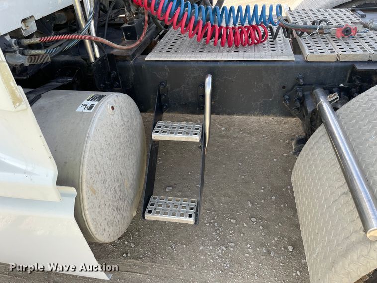 image for item IJ9742 1999 Volvo VN  semi truck