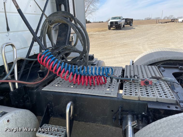 image for item IJ9742 1999 Volvo VN  semi truck