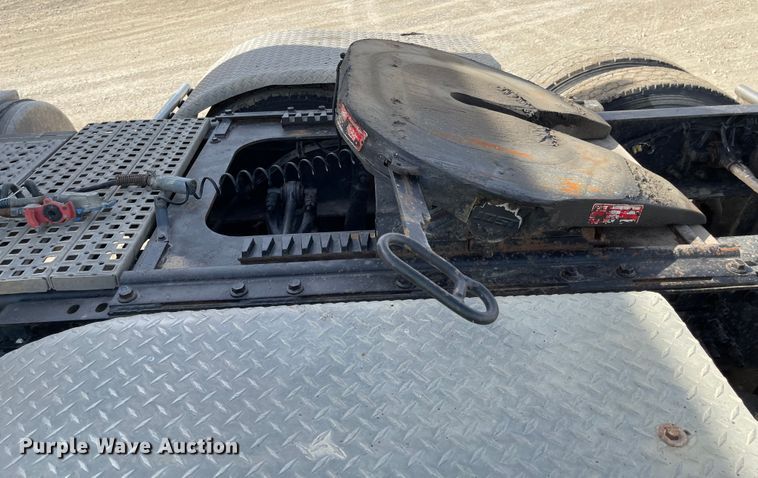 image for item IJ9742 1999 Volvo VN  semi truck