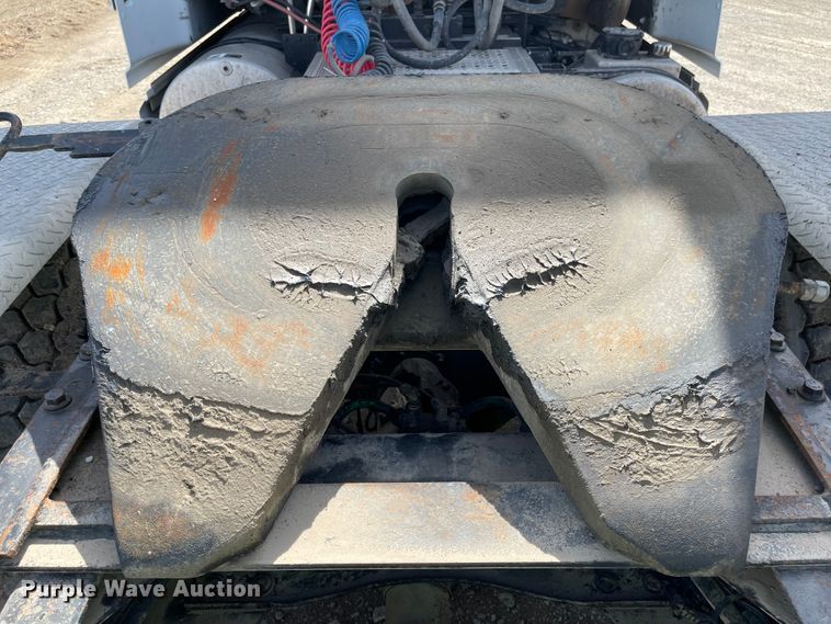 image for item IJ9742 1999 Volvo VN  semi truck