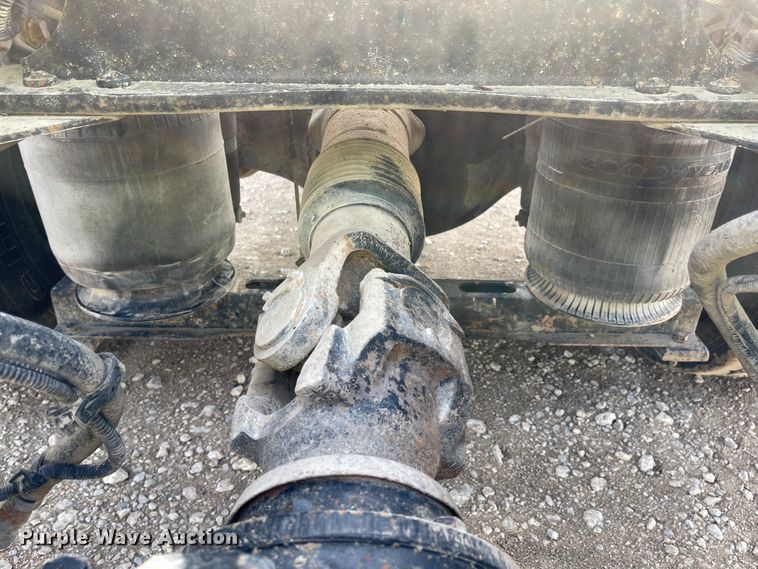 image for item IJ9742 1999 Volvo VN  semi truck