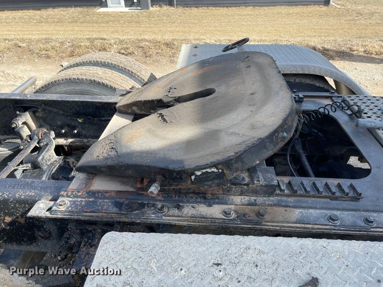 image for item IJ9742 1999 Volvo VN  semi truck