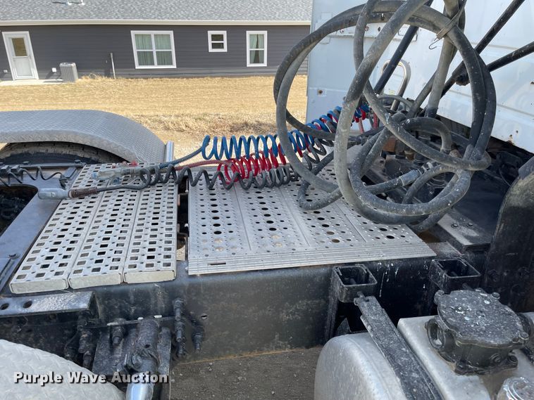 image for item IJ9742 1999 Volvo VN  semi truck