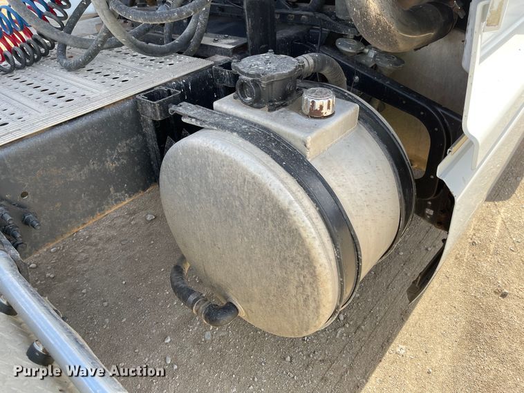 image for item IJ9742 1999 Volvo VN  semi truck