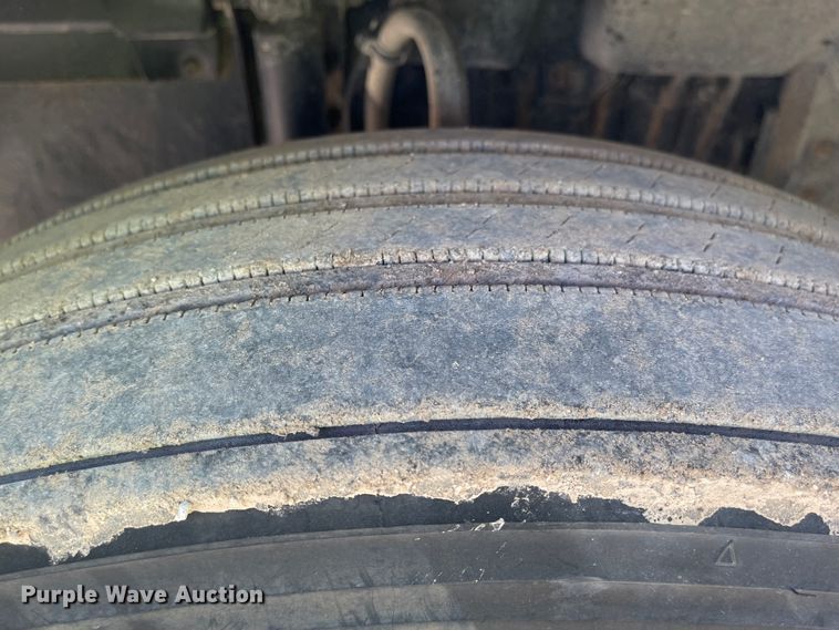 image for item IJ9742 1999 Volvo VN  semi truck