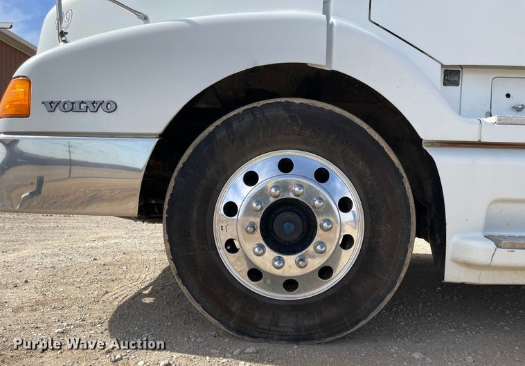 image for item IJ9742 1999 Volvo VN  semi truck