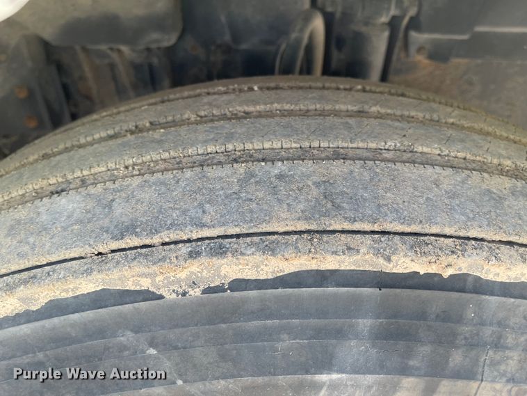 image for item IJ9742 1999 Volvo VN  semi truck