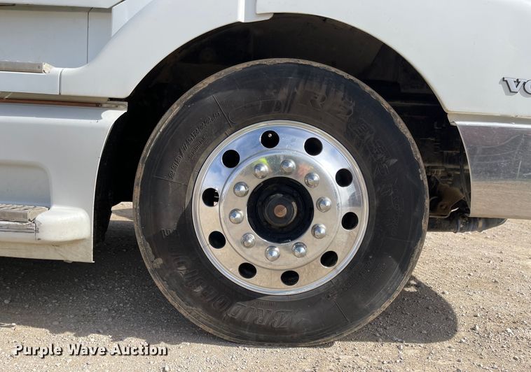 image for item IJ9742 1999 Volvo VN  semi truck