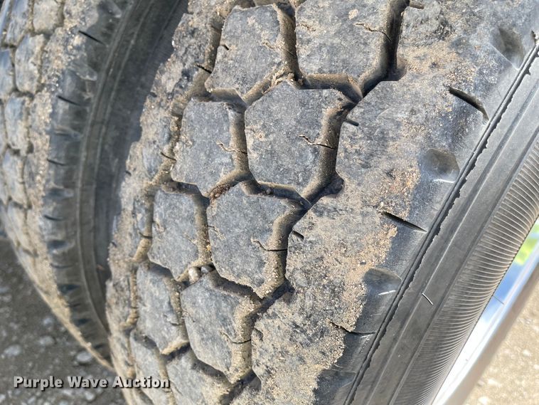 image for item IJ9742 1999 Volvo VN  semi truck