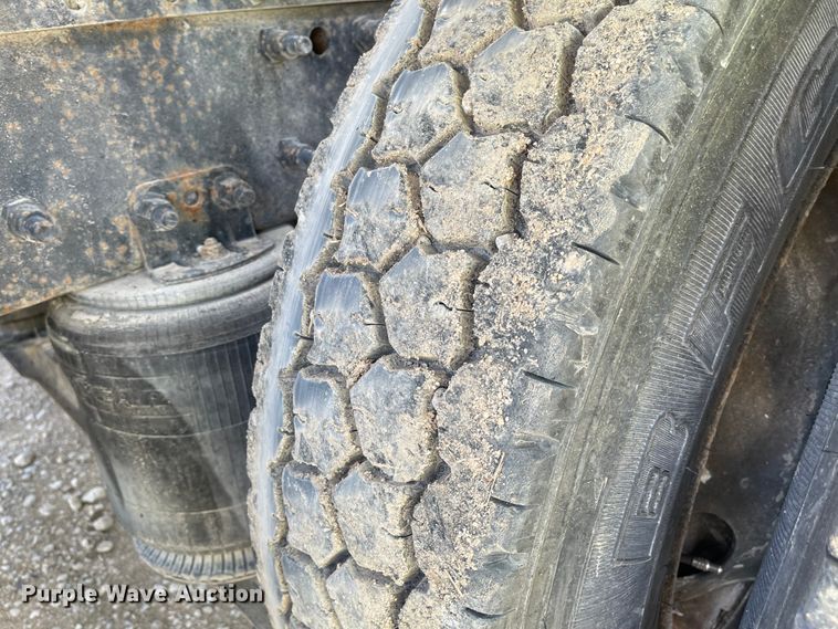 image for item IJ9742 1999 Volvo VN  semi truck