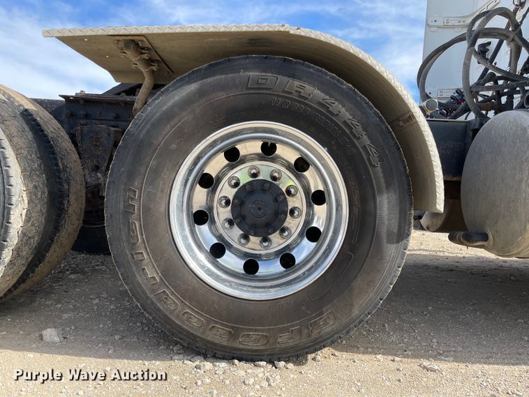 image for item IJ9742 1999 Volvo VN  semi truck