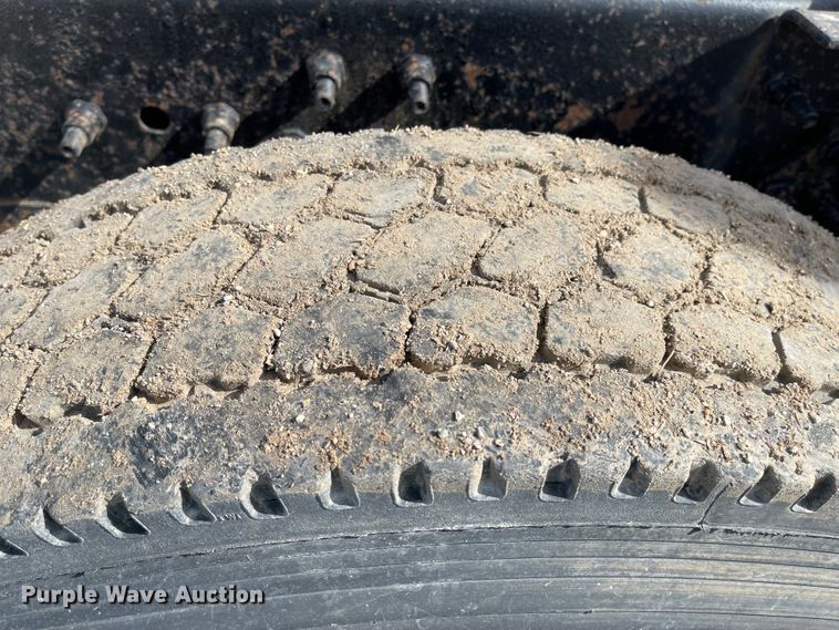 image for item IJ9742 1999 Volvo VN  semi truck