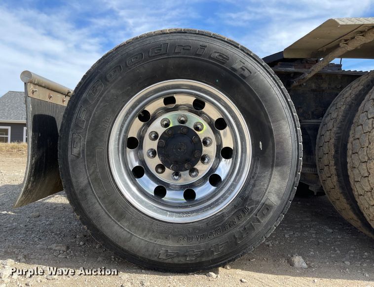 image for item IJ9742 1999 Volvo VN  semi truck