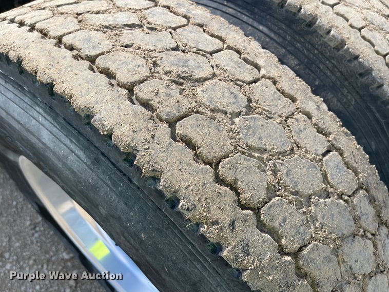 image for item IJ9742 1999 Volvo VN  semi truck