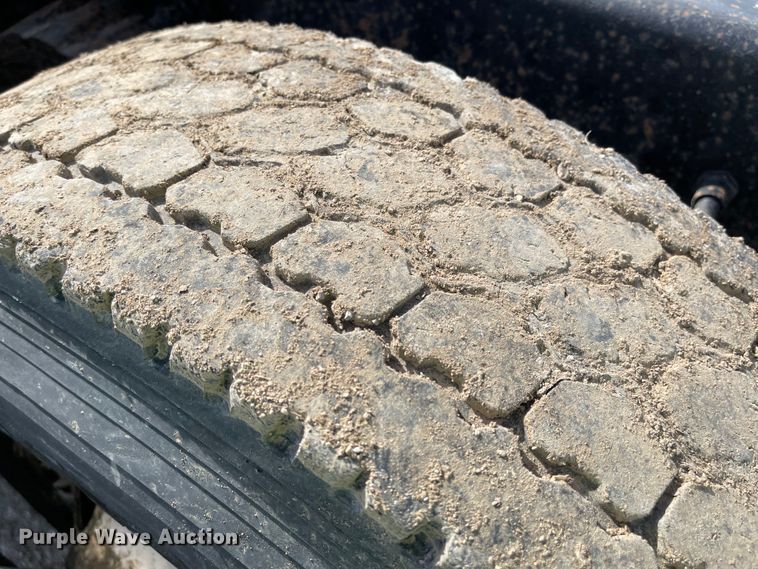 image for item IJ9742 1999 Volvo VN  semi truck