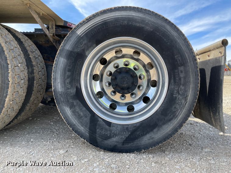 image for item IJ9742 1999 Volvo VN  semi truck