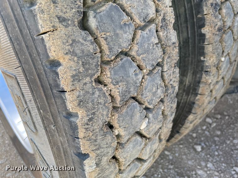 image for item IJ9742 1999 Volvo VN  semi truck