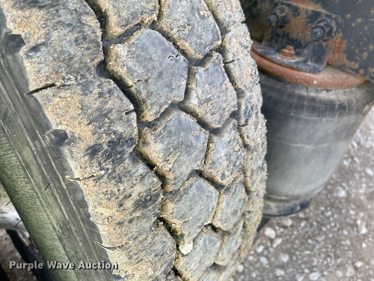 image for item IJ9742 1999 Volvo VN  semi truck