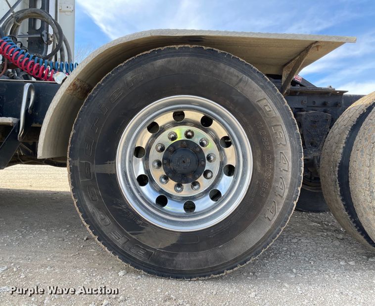 image for item IJ9742 1999 Volvo VN  semi truck