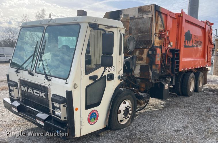 image for item IX9718 2018 Mack LR633  refuse truck