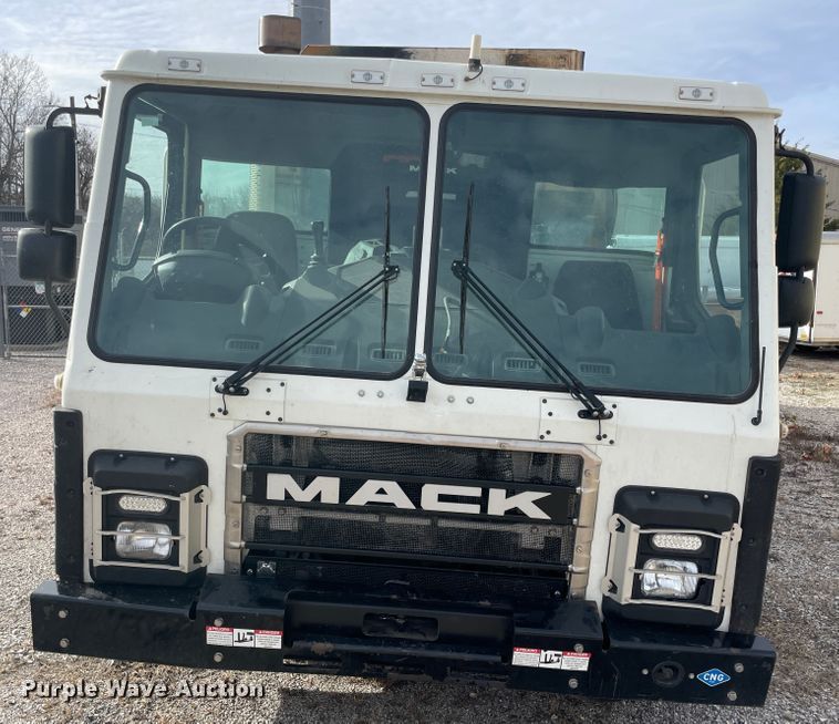 image for item IX9718 2018 Mack LR633  refuse truck