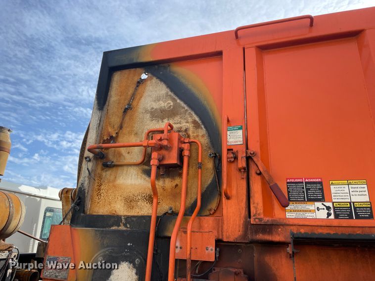 image for item IX9718 2018 Mack LR633  refuse truck