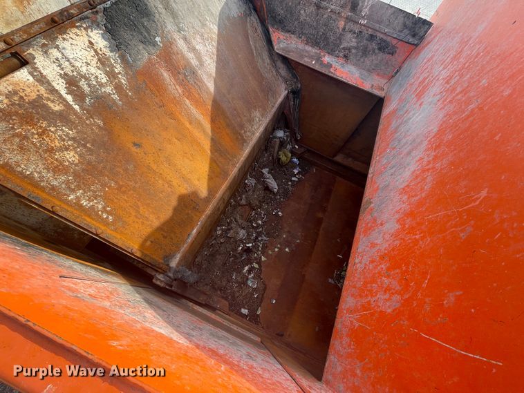 image for item IX9718 2018 Mack LR633  refuse truck