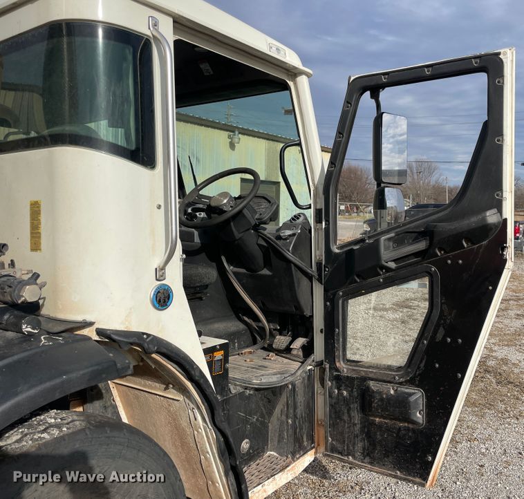 image for item IX9718 2018 Mack LR633  refuse truck