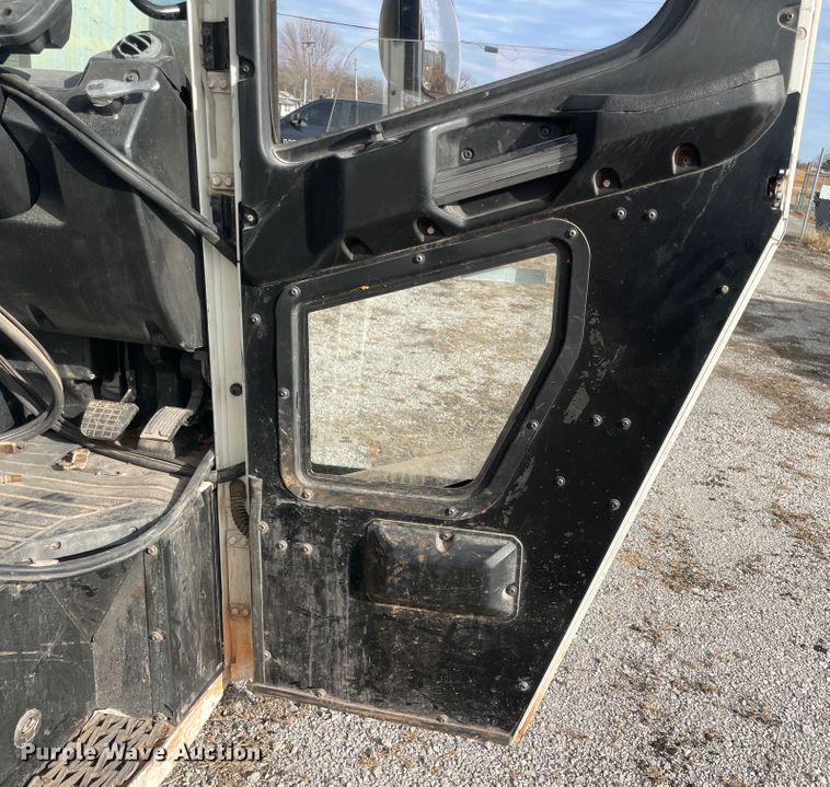 image for item IX9718 2018 Mack LR633  refuse truck