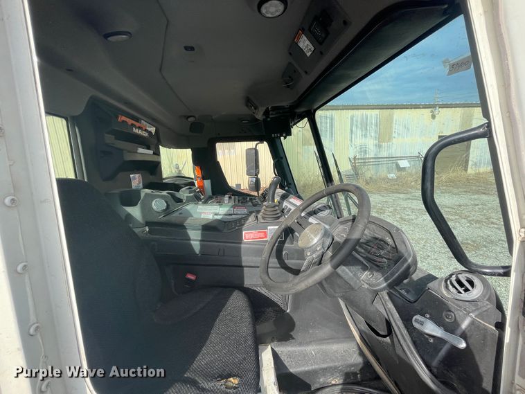 image for item IX9718 2018 Mack LR633  refuse truck