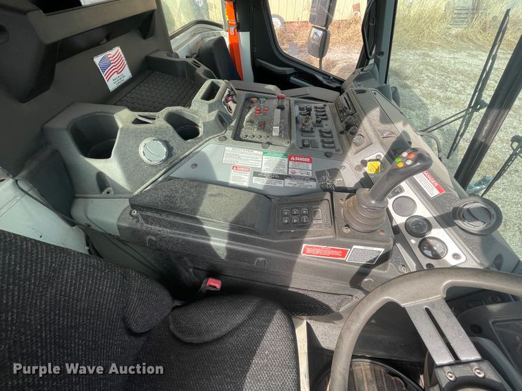 image for item IX9718 2018 Mack LR633  refuse truck