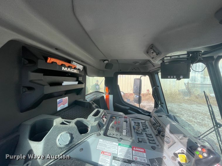 image for item IX9718 2018 Mack LR633  refuse truck