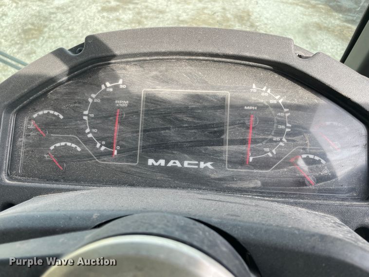 image for item IX9718 2018 Mack LR633  refuse truck