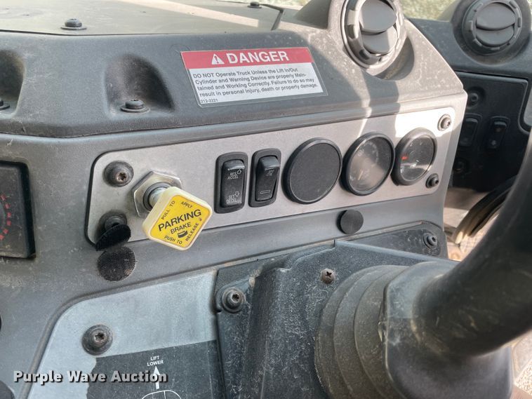 image for item IX9718 2018 Mack LR633  refuse truck