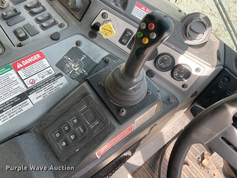 image for item IX9718 2018 Mack LR633  refuse truck