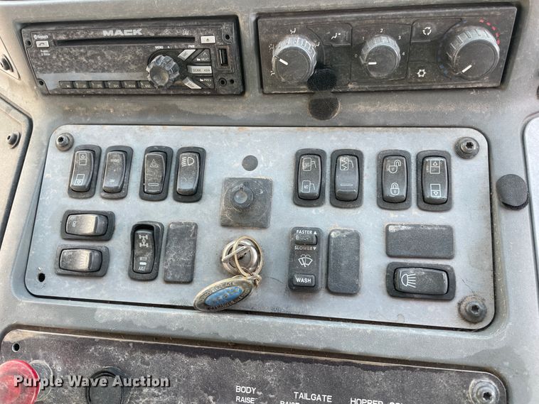 image for item IX9718 2018 Mack LR633  refuse truck