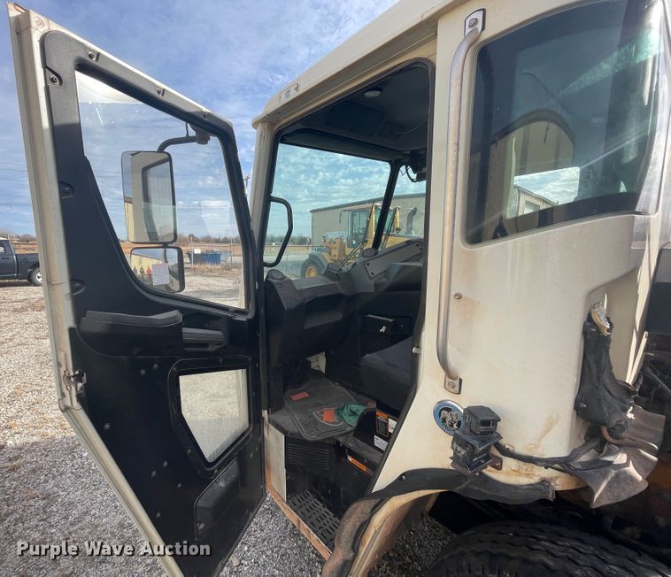 image for item IX9718 2018 Mack LR633  refuse truck