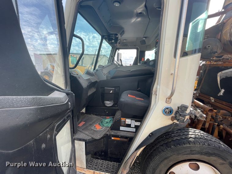 image for item IX9718 2018 Mack LR633  refuse truck