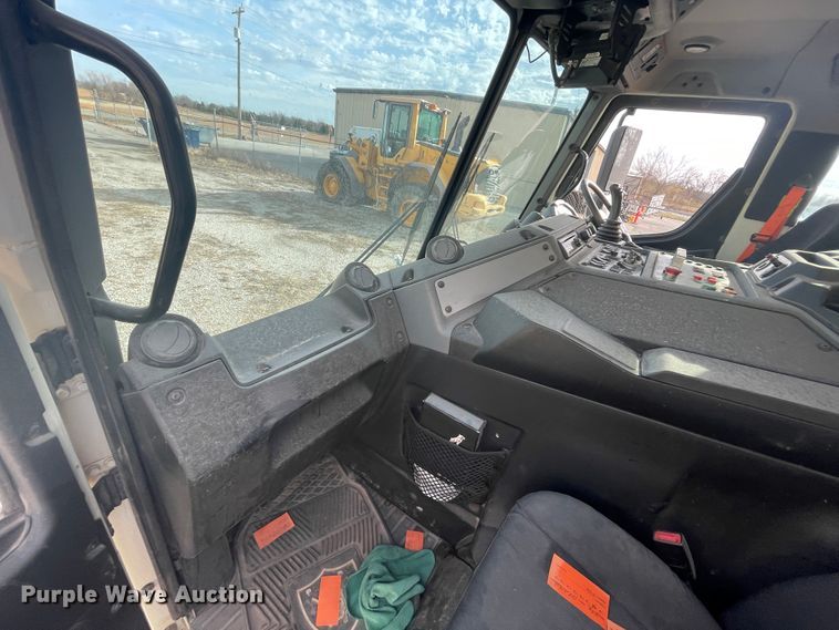 image for item IX9718 2018 Mack LR633  refuse truck