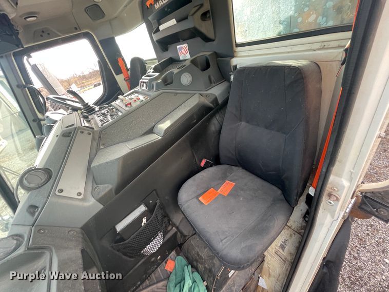 image for item IX9718 2018 Mack LR633  refuse truck