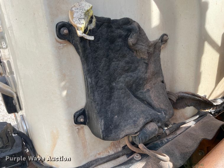 image for item IX9718 2018 Mack LR633  refuse truck